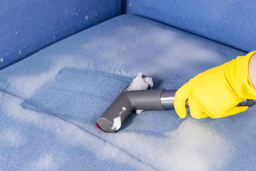Pranie i czyszczenie tapicerki meblowej - czy zlecić to profesjonalnej firmie?
