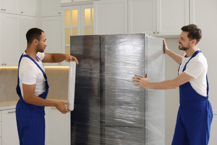 Owijanie lodówki folią stretch przed przeprowadzką